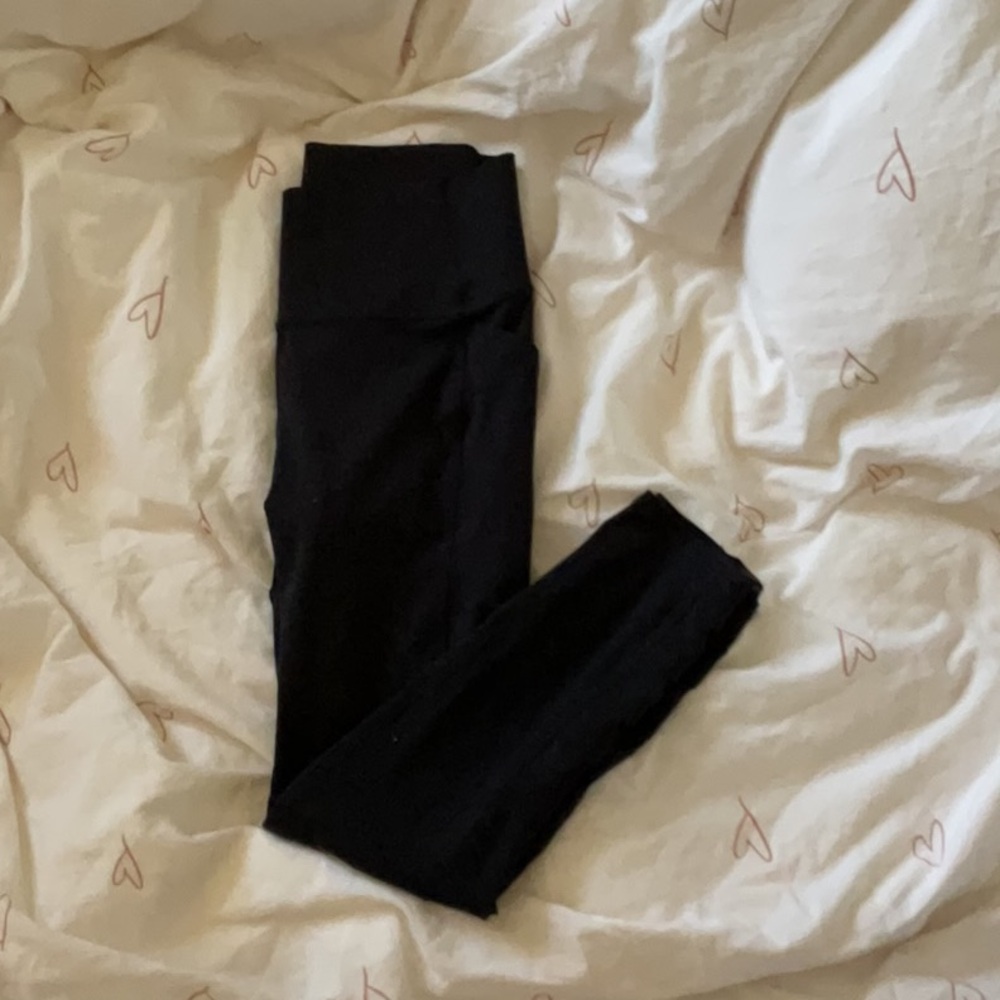 Girls black leggings.